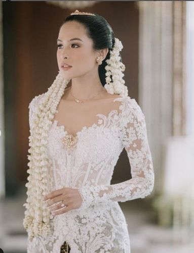 Tak Pernah Terdengar Kisah Cintanya, Tiba-tiba Maudy Ayunda Menikah dengan Pria Korea